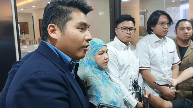 Resbob dan Bigmo didampingi ibu dan kuasa hukumnya di Bareskrim Polri usai jalani mediasi dengan pihak Azizah Salsha, Jumat (19/9/2025). [FTNews.co.id/Selvianus Kopong Basar]
